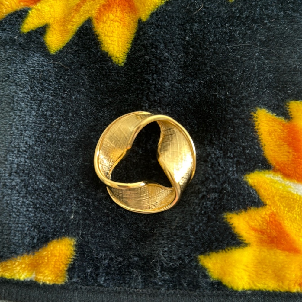 Vintage Signed Napier gold tone broach